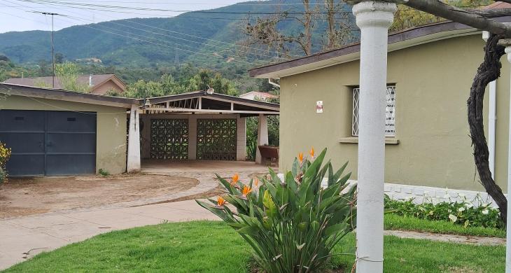 Vista del garage y estacionamiento techado