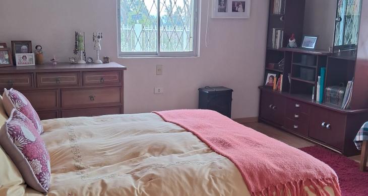 dormitorio principal orientacion norponiente, con baño en suite