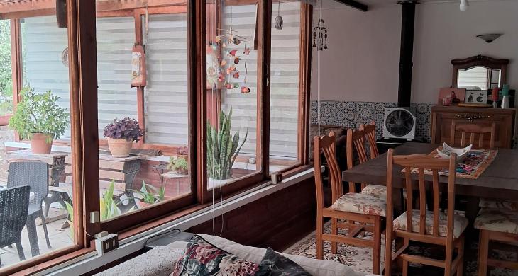 sala de estar y comedor con ventanales a la terraza techada al oriente