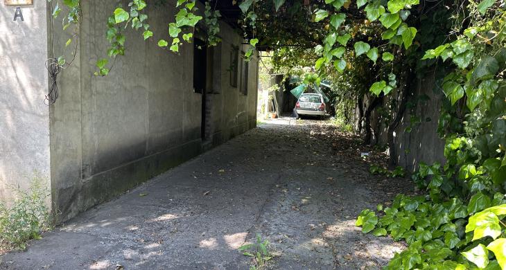 Entrada estacionamientos y vista hacia las casas