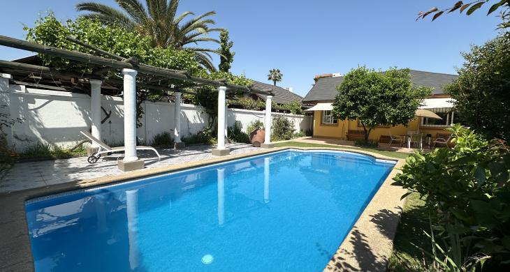 Gran piscina y con excelente sol durante el día.