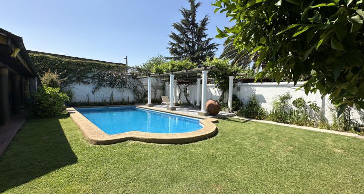 Hermoso jardín con arboles frutales y piscina