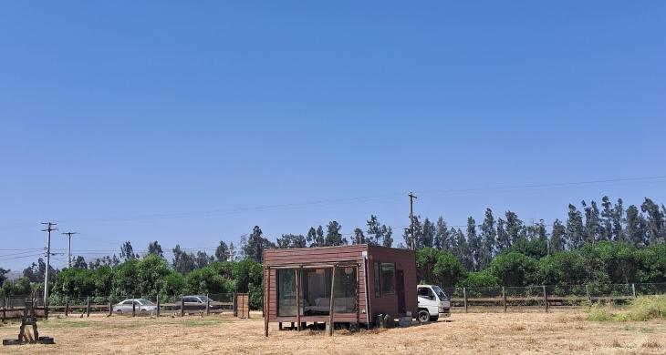 Parcela esquina, plana, con casa estudio, alcantarillado particular y agua potable