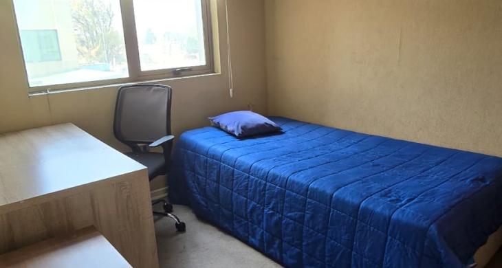 2 DORMITORIO CON CLOSET, CAMA DE UNA PLAZA Y ESCRITORIO