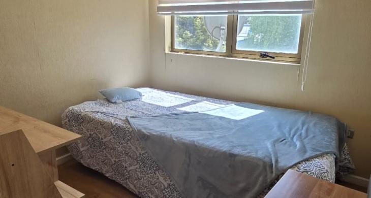  CUARTO DORMIITORIO CON CAMA DE 1 PLAZA, VELADOR , ESCRITORIO Y CLOSET