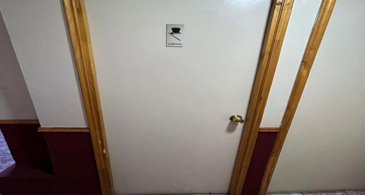 Puerto de acceso a baño de varones