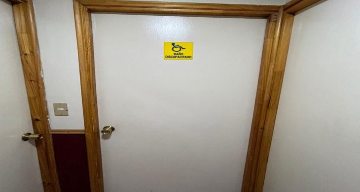 Puerto de acceso a baño de discapacitados