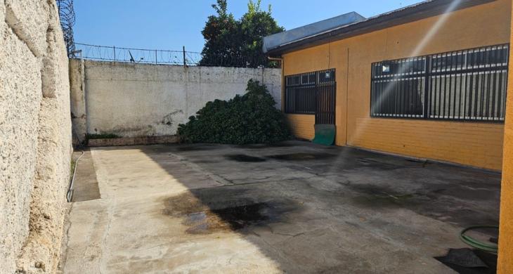 Sector de estacionamientos desde el portón de acceso