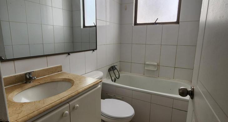 baño en pasillo con griferia nueva 