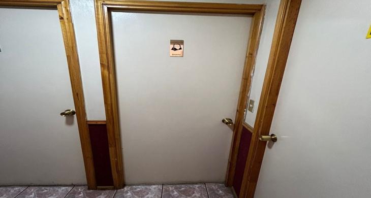 Puerto de acceso a baño de mujeres