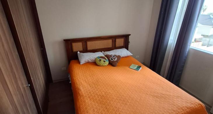 Dormitorio con baño en suite