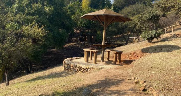 una de las áreas comunes del condominio con salida al embalse