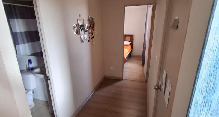 Pasillo que conecta dormitorios y baño