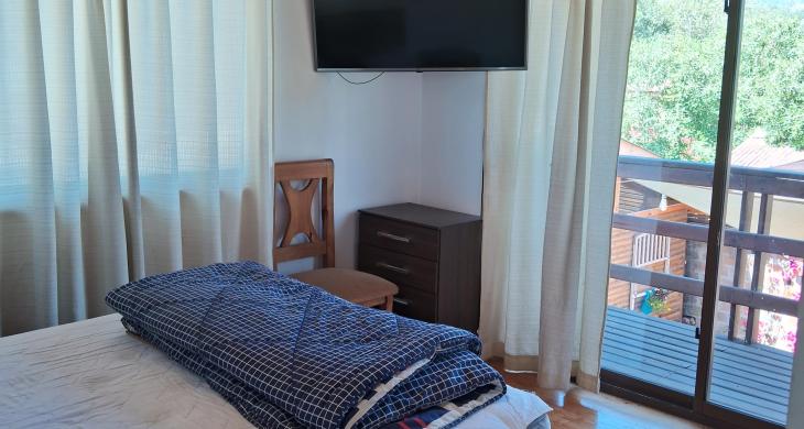 dormitorio segundo piso con balcón y baño en suite