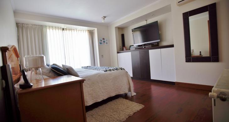 Dormitorio en suite con muebles empotrados 