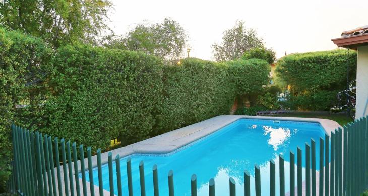 Piscina con reja 