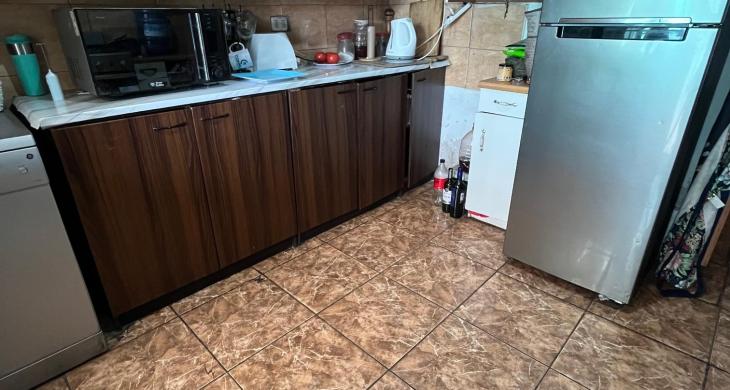 Cocina amplia con salida al patio trasero