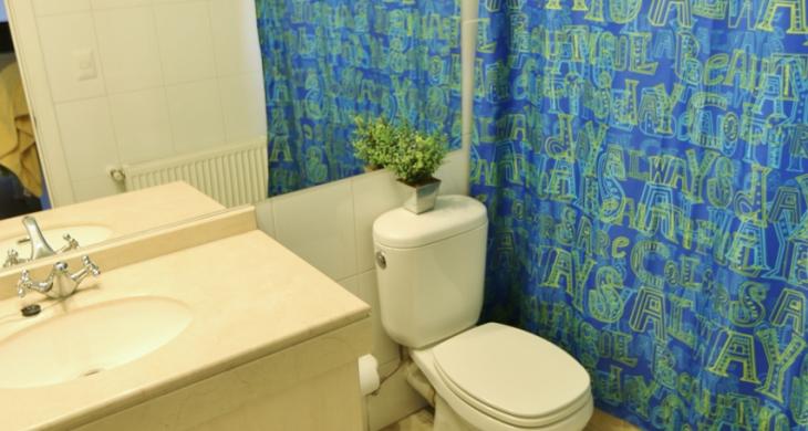 Baño dormitorios segundo piso con ventilación natural 