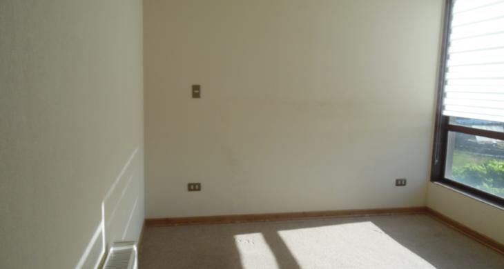 dormitorio principal en suite con walking closet