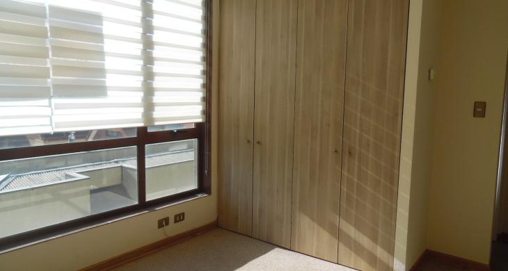 dormitorio principal en suite con walking closet