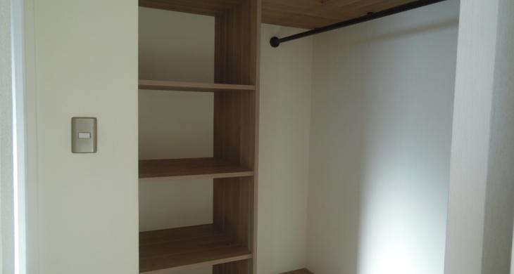 dormitorio principal en suite con walking closet