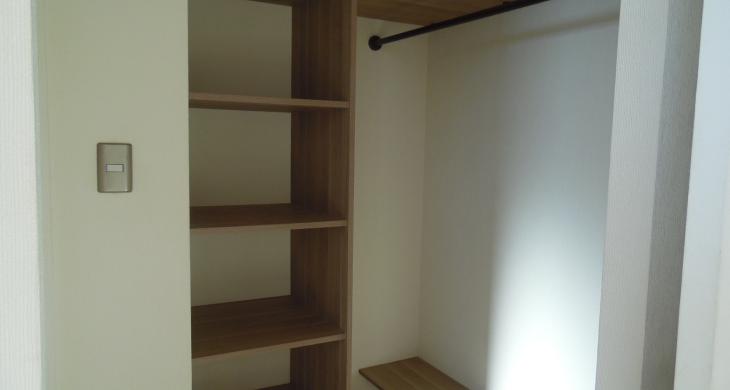 dormitorio principal en suite con walking closet