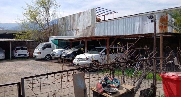 Terreno amplio para poder hacer cualquier negocio o taller.