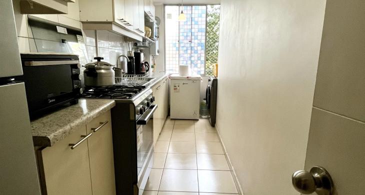 Cocina independiente, cerrada, con ventilación y luz natural. Conexión a lavadora.