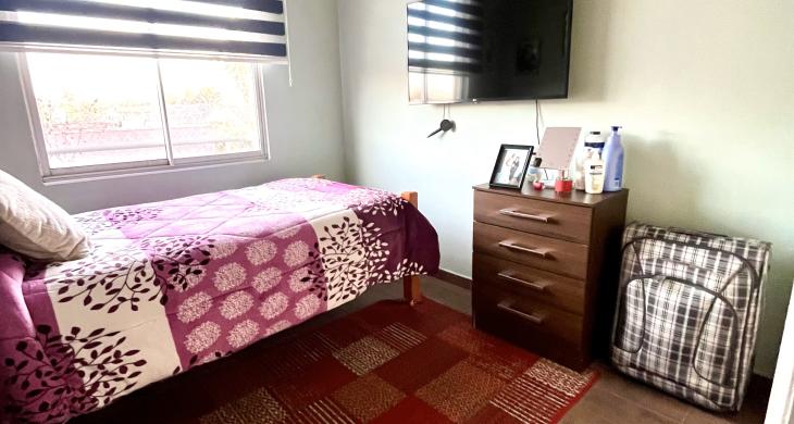 Amplio dormitorio, con closet incluido. 