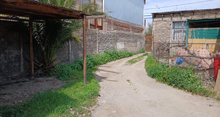 Entrada hacia el terreno con una capacidad de 15 autos estacionados. Es el espacio de 2 terrenos juntos.