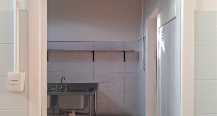 Cuenta con baños de personal
