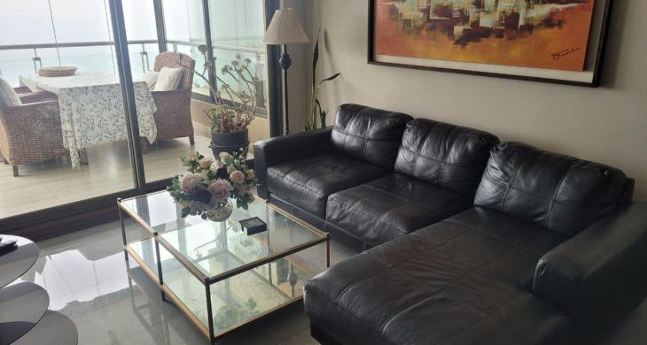 Sala de Living incluye Sillón 3 Cuerpos Seccional cuero, mesa de centro de vidrio, mesa de arrimo, televisor 32" con tv cable 