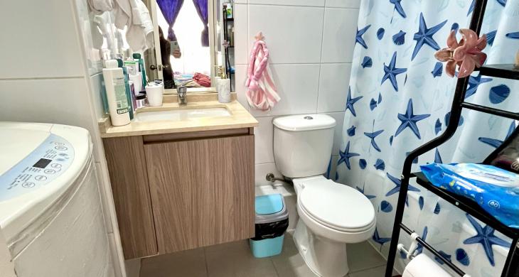 Baño en suite amplio, completo, con tina, y conexión a lavadora