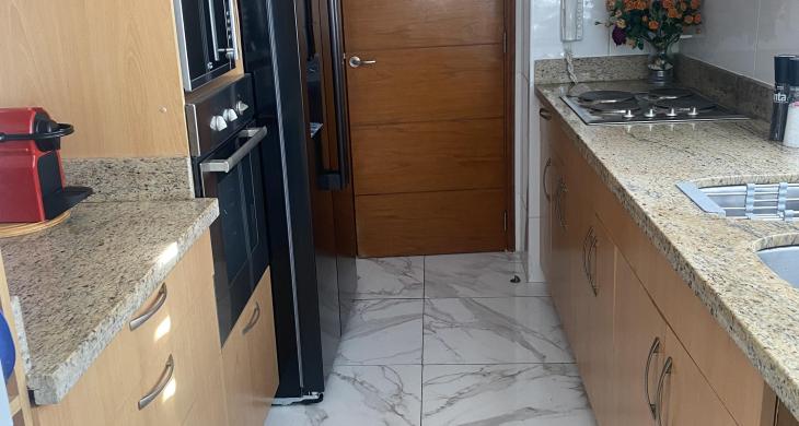 Sala de cocina full equipada  incluye horno electrico, microondas, refrigerador moderno doble puerta,