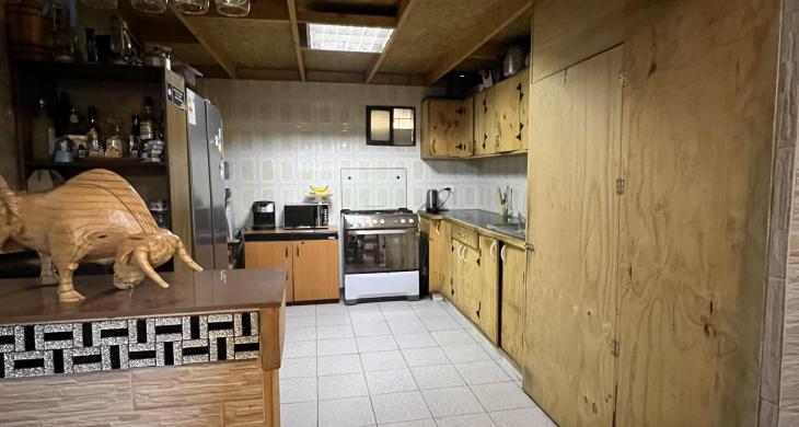 Amplia cocina con espacio para un pequeño bar