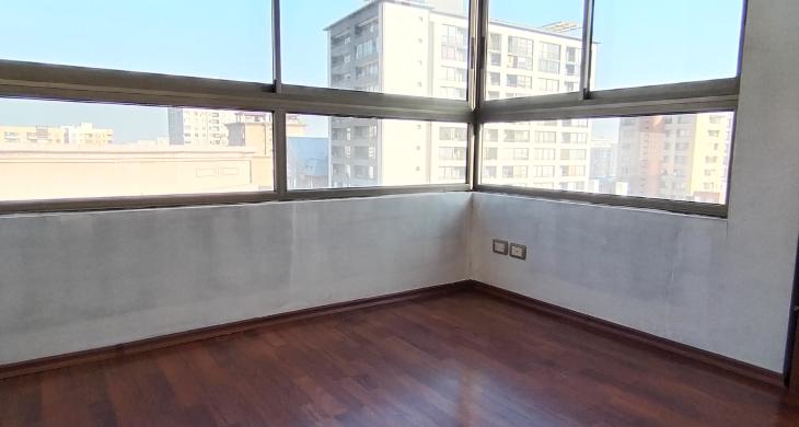 Dormitorio principal con buena iluminación y vista
