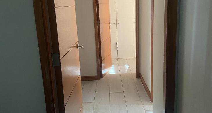 Pasillo independiente al living comedor que conduce a los dormitorios y baños