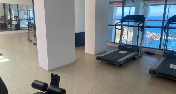 Gimnasio con vista al mar