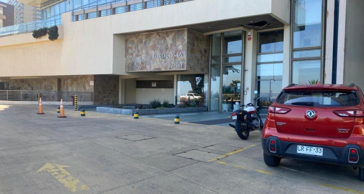 Estacionamiento de visitas en exterior con sistema de cámaras de vigilancia 24 hrs.