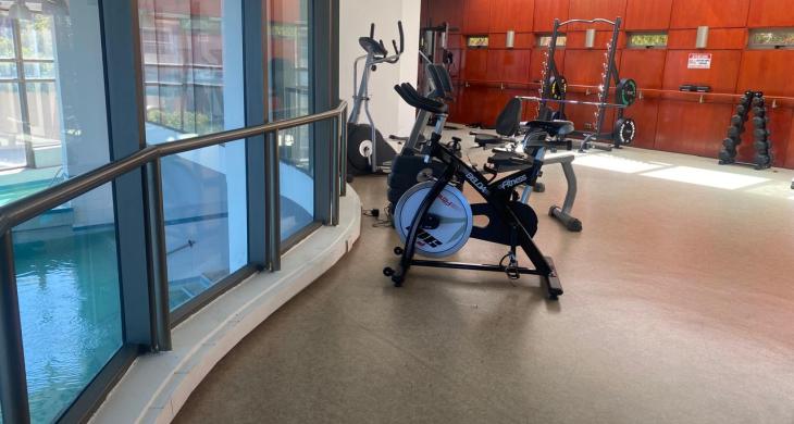 Gimnasio con vista al mar