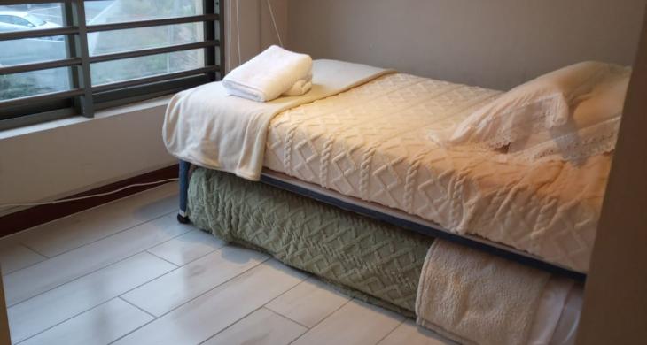 Dormitorio con cama nido con dos camas de 1 plaza, closet con vista a las dunas