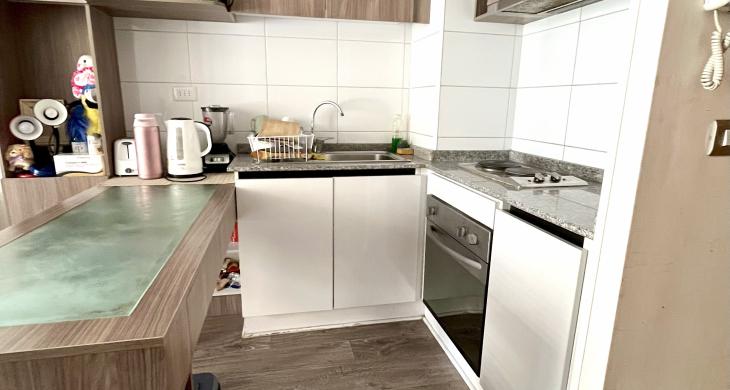 Cocina full equipada con horno, encimera y campana. Todo en perfecto estado.