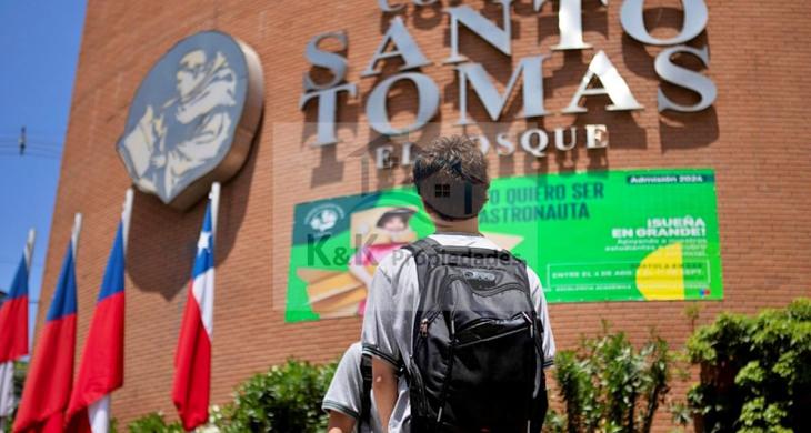 En frente de Colegio Santo Tomas