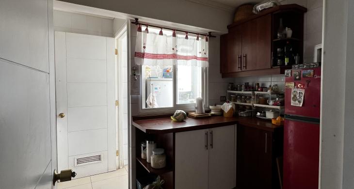 cocina amoblada con logia independiente