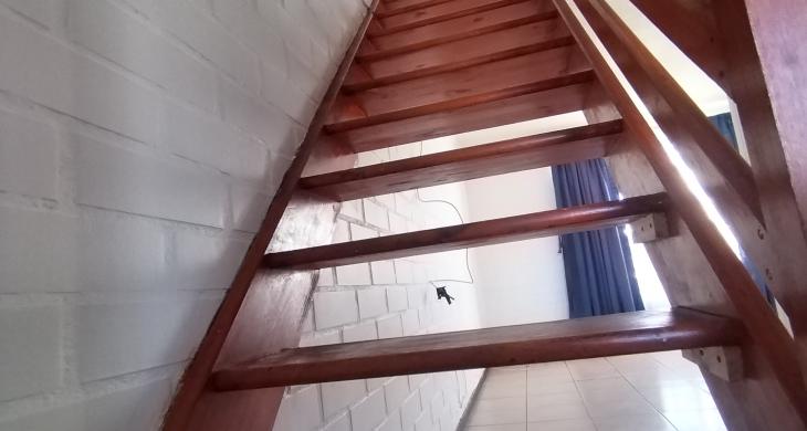 Escalera a segundo piso baño 