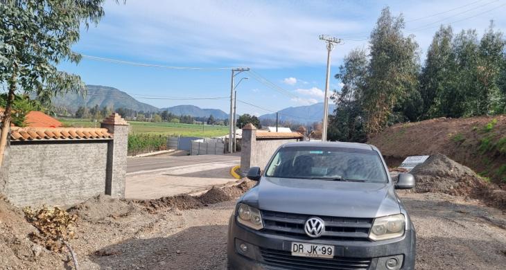 Entrada con portón automatizado