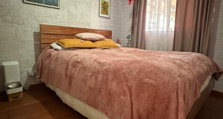 Segundo dormitorio que resalta ventana hacia el patio interior de la propiedad