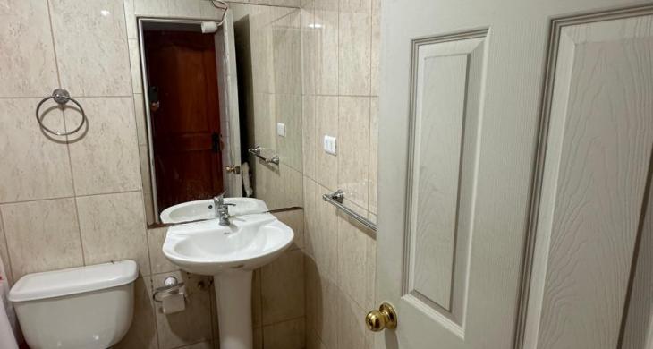 Tercer baño con vista desde la puerta de acceso, permite apreciar su espacioso interior