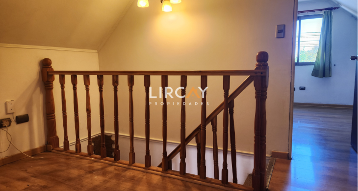 con sala de estar en segundo piso