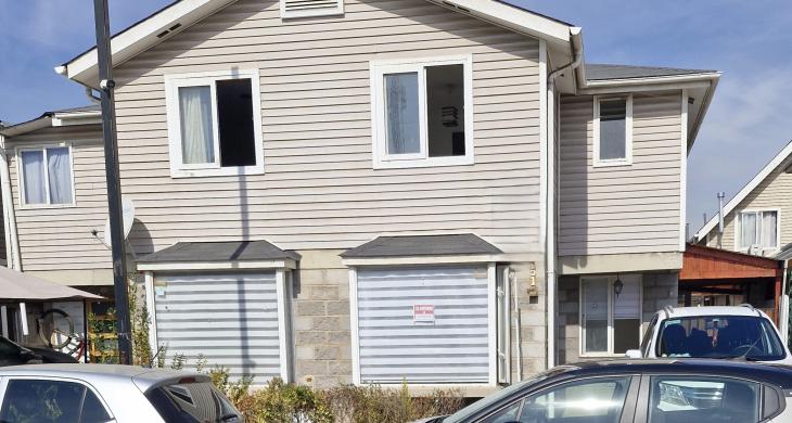 Frontis de la casa que apunta hacia el norte